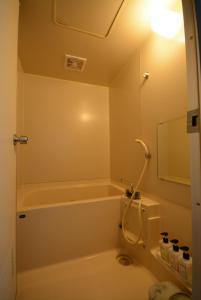 大町市黑部观光酒店的带浴缸、卫生间和盥洗盆的浴室