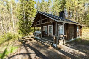 海门林纳Rantamökki Onni的树林中间的小木屋