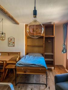 比维奥Ferienwohnung in den Bergen mit grosser Terrasse的一间卧室配有一张床、一张桌子和一个吊灯。