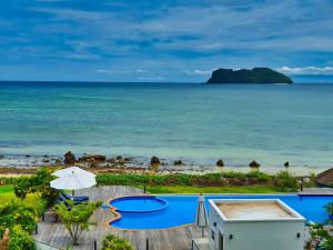 跋麒The Beach Resort & Residence - SHA Plus的从度假村的阳台上可欣赏到海滩景色