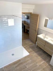 米尼赞海滩皮亚琴察酒店的带淋浴和盥洗盆的浴室