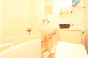 本部九州风之丘旅馆的一间带卫生间和水槽的浴室