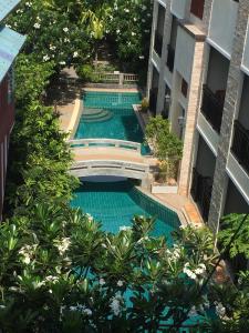 皮皮岛吉吉住所酒店的大楼游泳池的顶部景色