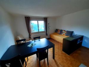 布劳瓦尔德Apartment 2,5 Zimmer im Ferienhaus Damian的客厅配有桌子和床。