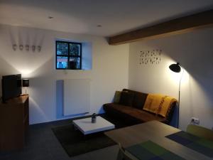 DestelbergenNoest的客厅配有沙发和桌子