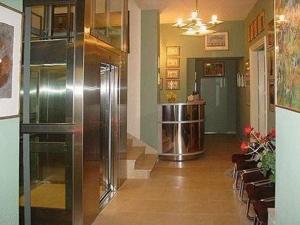 克拉科夫阿勒夫酒店的大楼内带大冰箱的大堂
