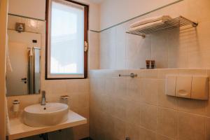 韦尔巴尼亚康特拉达酒店的一间带水槽和镜子的浴室