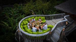 芭环礁索尼娃芙西度假村的一群人坐在一张圆形沙发上
