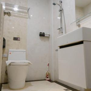 东港大鹏湾瞭望台Top Bay B&B的白色的浴室设有卫生间和水槽。