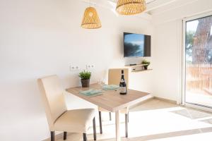 昂蒂布Appartement Marineland Sea View的一间带木桌和椅子的用餐室