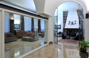 巴勒莫普林奇比迪维拉弗兰卡酒店的一间带玻璃墙的客厅和一间大客厅