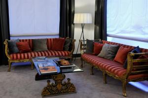 巴勒莫普林奇比迪维拉弗兰卡酒店的客厅配有两张沙发和一张咖啡桌