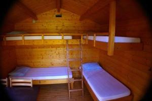 彼得比伦Camping Boetn Toen Pieterburen的小屋内带两张双层床的客房