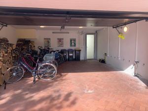 明斯特Park-Lodge Am Rohrbusch的停放在车库里的一群自行车