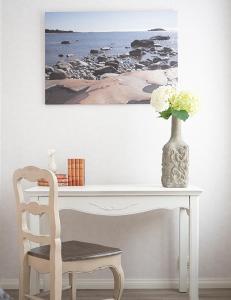 汉科B&B Villa Aurora的白色的桌子,花瓶和椅子