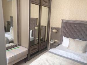托木斯克Old Town的一间卧室配有一张床和一面大镜子