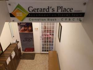 金马仑高原Gerard's "Backpackers" Roomstay No Children Adults only的门开的商店标志