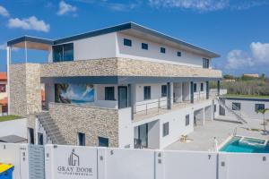 棕榈滩Gray Door Apartments - Adults only的一座带游泳池和大楼的别墅