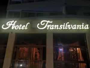 札勒乌Hotel Transilvania Zalău的翻译酒店前的标牌