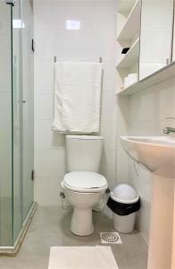阿雷格里港Apartamento impecável FM - RETIRADA DAS CHAVES MEDIANTE AGENDAMENTO COM UMA HORA DE ANTECEDÊNCIA COM ANDREIA OU LUIS的白色的浴室设有卫生间和水槽。