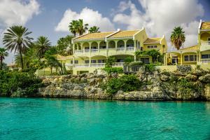 威廉斯塔德Curacao Luxury Holiday Rentals的水体岸边的房子