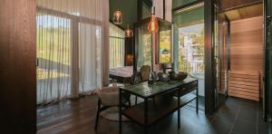 修希Floris Green Suites by Parc Hotel Florian的一间带书桌的房间和一间带床的卧室