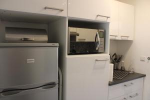 德沃吕伊SUPERDEVOLUY STUDIO au 433S的厨房配有冰箱,