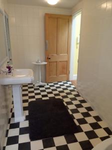 莫法特Kirkview House的浴室铺有黑白格子地板。