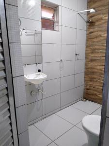 特雷西纳HOTEL CIDADE EXPRESS 24H的一间带水槽和卫生间的浴室