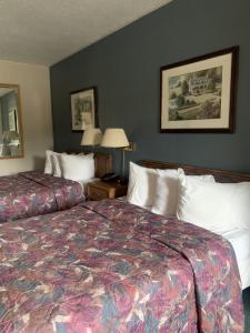 班克罗夫特班克罗夫特套房酒店的酒店客房设有两张床和两盏灯。