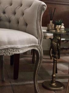 瓦尔法布里卡区弗朗西斯科苏伊帕西宾馆的一张白色椅子,坐在桌子旁,边桌边