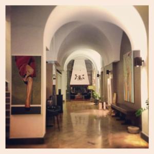 巴勒莫普林奇比迪维拉弗兰卡酒店的拱门楼内的走廊
