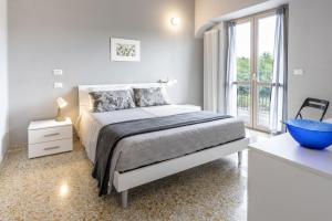 加维018 - Appartamento Il Lemme - Nel Cuore di Gavi的白色的卧室设有床和大窗户