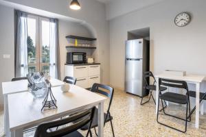 加维018 - Appartamento Il Lemme - Nel Cuore di Gavi的厨房配有桌椅和冰箱。