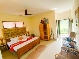 瑞诗凯诗Nature Care Village- Rajaji National Park的一间卧室配有一张床和一把椅子