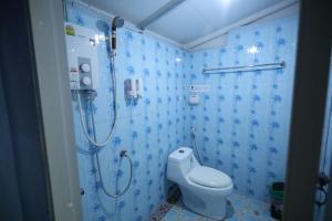 库德岛马塔旅馆的蓝色的浴室设有淋浴和卫生间。