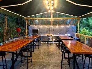 碧瑶Log Cabin Hotel - Safari Lodge Baguio的庭院里一排木桌和椅子