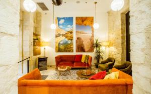 贝尔谢巴The Negev Hotel By Domus的客厅配有橙色沙发和桌子