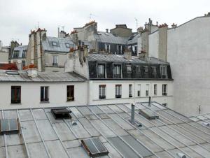 巴黎自由酒店的建筑物屋顶的顶部景观