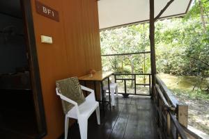 库德岛马塔旅馆的客房设有桌椅和窗户。