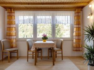 LangenbachBright Holiday Home in Sch nbrunn with Garden的一间带桌椅和窗户的用餐室