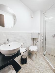 布加勒斯特Graffiti Hotel的白色的浴室设有水槽和卫生间。