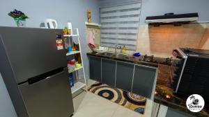 加央RIVERVIEW HOMESTAY PERLIS的厨房配有水槽和冰箱