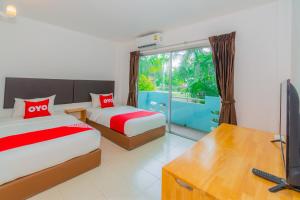 OYO 614 Koh Lak Resort客房内的一张或多张床位