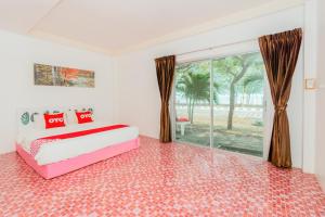 班武里府OYO 614 Koh Lak Resort的一间卧室设有一张床和一个大窗户