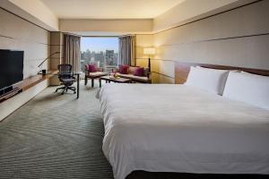 台北晶华酒店的酒店客房设有一张大床和一台电视机。