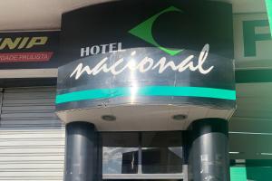 阿拉皮拉卡Hotel Nacional的建筑前的酒店电机标志