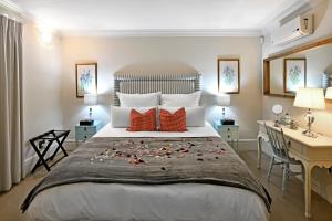 弗朗斯胡克达妮埃拉酒店的一间卧室配有一张带鲜花的大床