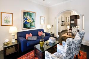 弗朗斯胡克达妮埃拉酒店的客厅配有蓝色的沙发和椅子