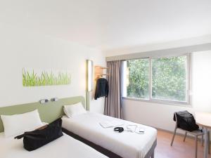 莱斯卡尔保罗莱斯卡尔宜必思快捷酒店的酒店客房设有两张床和窗户。